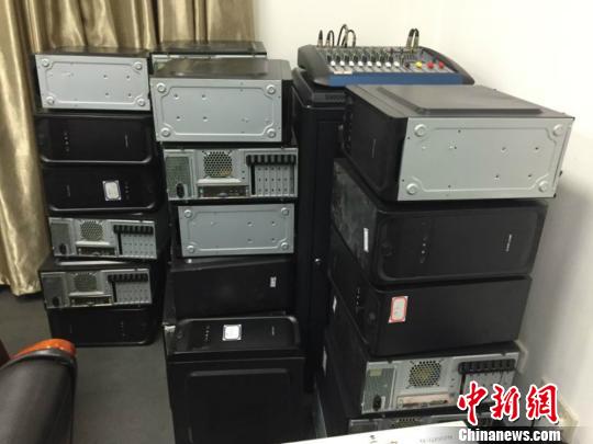 图为被诈骗团伙使用的电脑,现已被警方查获。 孙权 摄 图为被诈骗团伙使用的电脑,现已被警方查获。 孙权 摄