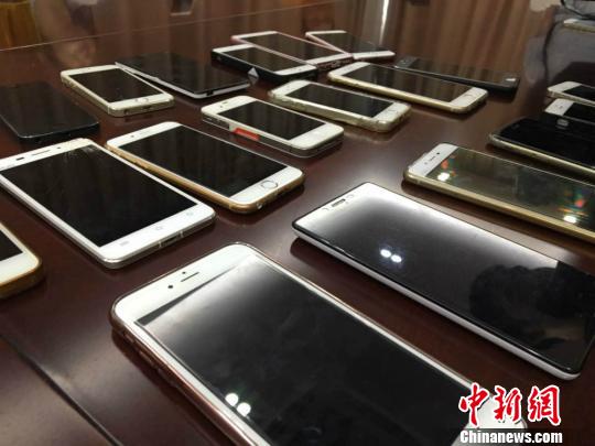 图为被诈骗团伙实施诈骗的手机等物品,现已被警方查获。 孙权 摄 图为被诈骗团伙实施诈骗的手机等物品,现已被警方查获。 孙权 摄